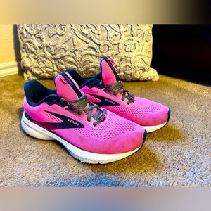 ℬℛ𝒪𝒪𝒦𝒮 ℒ𝒜𝒰𝒩𝒞ℋ 8 ℛ𝒰𝒩𝒩ℐ𝒩𝒢 𝒮ℋ𝒪ℰ ℐ𝒩 𝒫ℐ𝒩𝒦